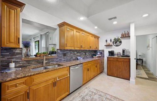 Chic 4BR Home Hot Tub Game Room - Foto 33