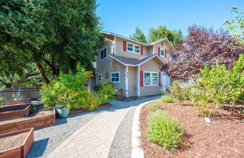 Lavender & Vine - Downtown Retreat with Hot Tub and Fire Pit! - Foto 10