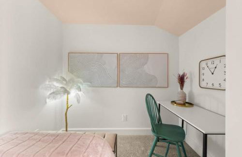 Hot Tub - Game Room - Chic & Spacious - Sleeps 10 - Foto 31