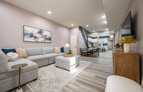 Modern & Stylish - Mins to Downtown - Family Friendly - Photo 1