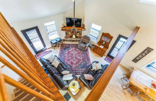 'The Eagles Nest at Alpine' Cabin w/ Fireplace! - Photo 10