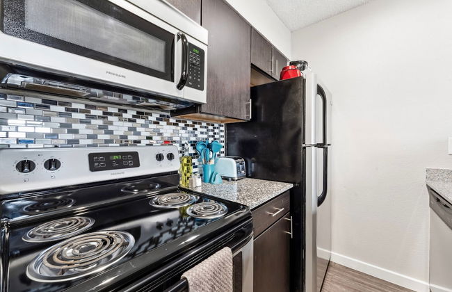 Charming King Bed 1BR w Pool 5 Min to DT - Photo 3