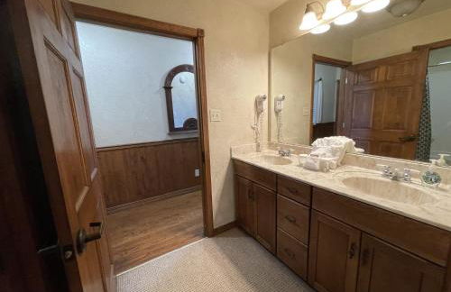 C9, Two bedroom, two bath, log-sided, lake view cottage with hot tub cottage - Foto 9