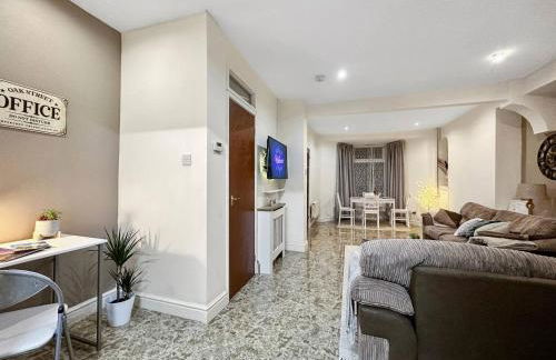 3 bed home in Tonypandy with Balcony View Room - Foto 9