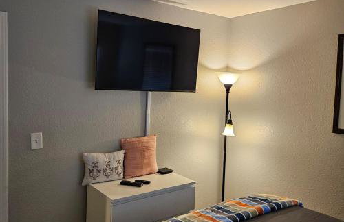 This cute 3 bedroom 2 and half bath is cozy - Photo 32