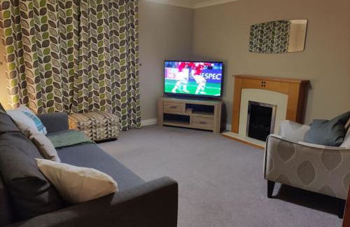 Next to the Palace and Royal Mile with parking - Photo 22