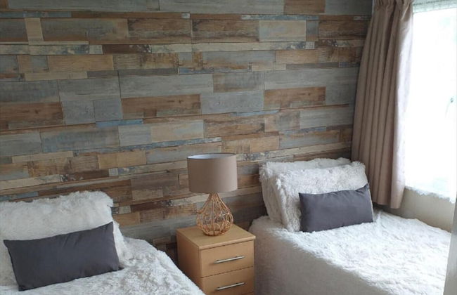 2 Bed Chalet Sleeps 4- Parking, Garden, Near Beach - Foto 1