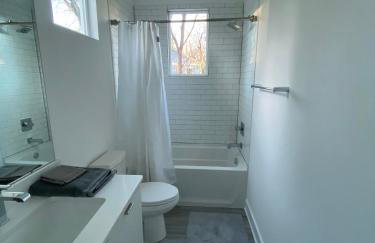 Entire Home Close to BOA Stadium & City - Foto 14