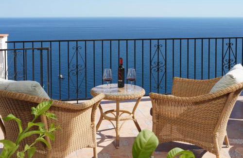 Breathtaking Seaside Villa with Heated Saltwater Pool & Panoramic Terraces - Foto 29