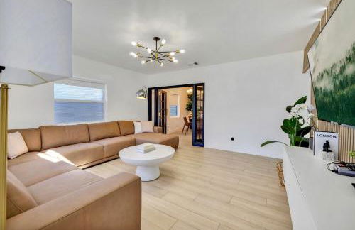 Luxury Miami Pool House Private Backyard Oasis Near Wynwood and Miami International Airport - Photo 6