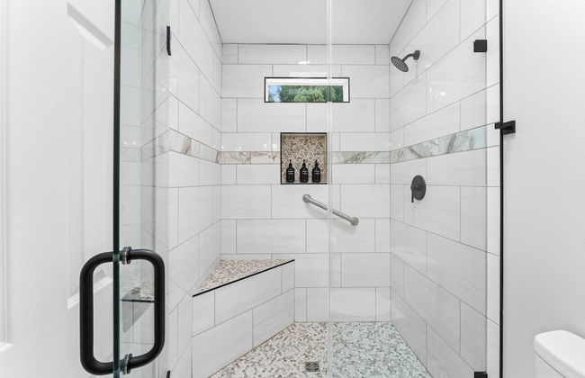 Fireside Fun by Avantstay Sleeps 18 Waterfront + Pool - Foto 33