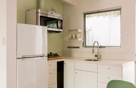 2 Rooms Sleeps 8 Retro Hotel w Pool Wesley King Studio Buyout by AvantStay - Foto 21