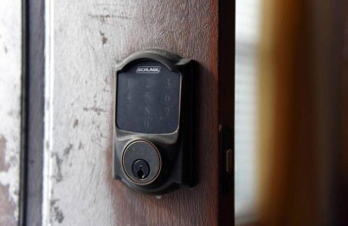 HostWise Stays - The Carnegie - Sauna, 1 Block from Butler St, Family Friendly - Foto 17