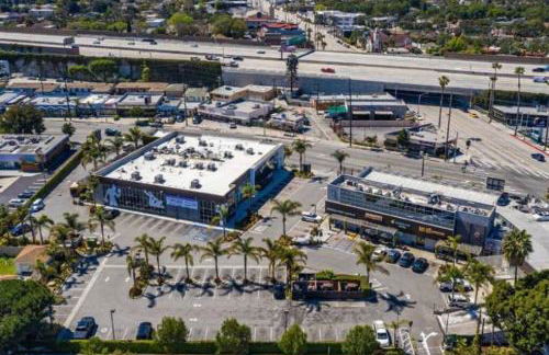 Adorable 2BR-2BA House with EV & Free Parking and Family Friendly in Los Angeles - Photo 73