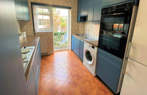 Redhill Town Centre 3 bed House near Gatwick Airport, easy commute to London - Foto 15