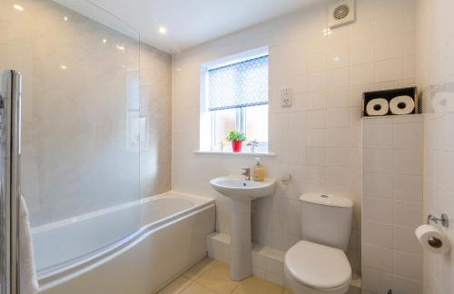 The Vogue Stay, 3 Bedrooms, 2 bathrooms, Ideal for JR & Oxford Hospitals, FREE CarPark, Conveniently located for Ring Road access, 2 miles from Oxford City Centre easy car & bus route - Foto 54