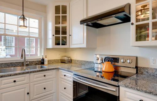 Charming Farmhouse Walk to Village and Trails! - Foto 10