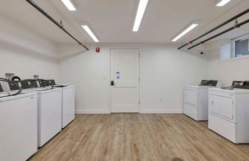 Designer 1-Bed Haven near Downtown! Pets Welcome! - Foto 18