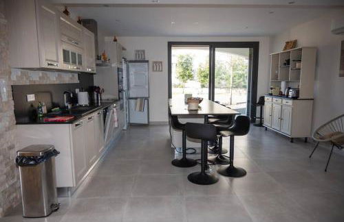 Rez de maison neuve Piscine WiFi Poolhouse en Pierre - Foto 9