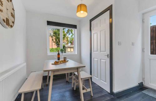 Group-Friendly 4-BR Home with Space & Comfort - Foto 12