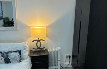 Hertford Home detached garden parking pet allowed - Foto 18