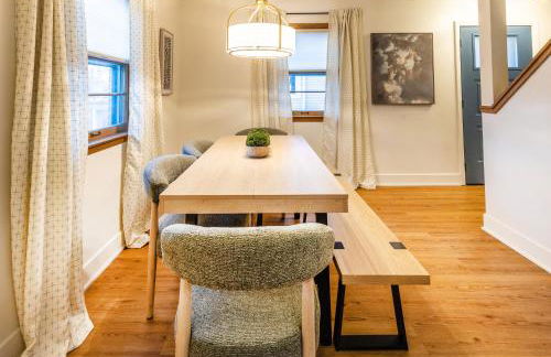 Family Retreat with Hot Tub, Game Room & Prime Location - Foto 25