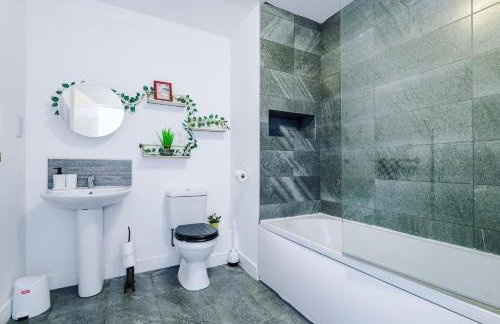 Large Home Salford -Free Parking - Foto 28