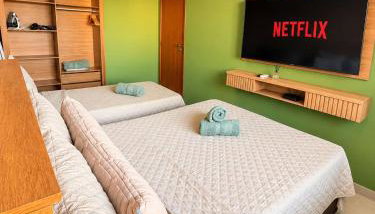 Apartamento com Piscina, Garagem, 8min Praia do Forte - Foto 2, wardrobe