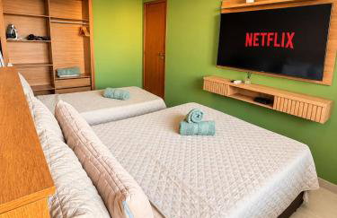 Apartamento com Piscina, Garagem, 8min Praia do Forte - Foto 2