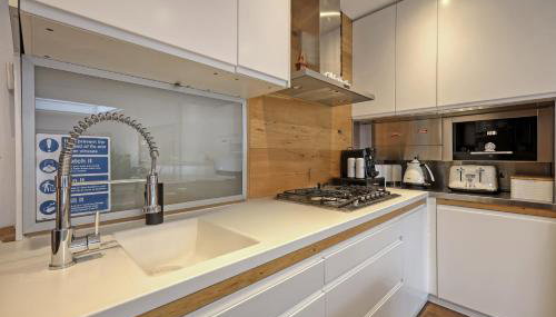 Dove House Wanstead - Stunning 4 Bedroom, 3 Bathroom House with Private Hottub & Gym - Escape London, in Lonon - Foto 4, stove, dishwasher, pet friendly, toaster