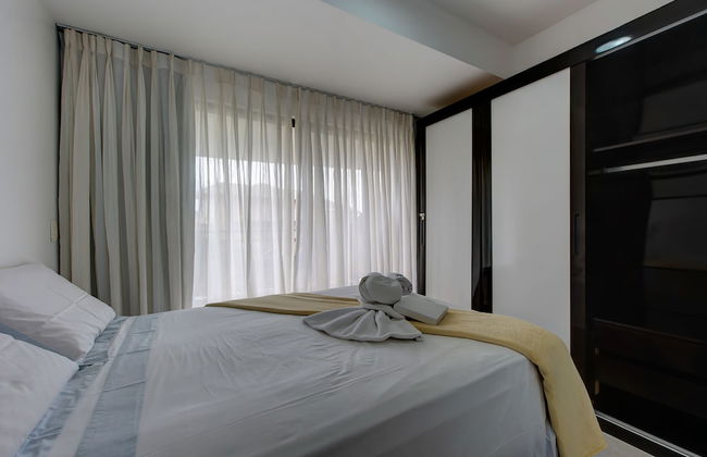 Duplex with Hot Tub near Beach by DM Apartments. - Photo 9