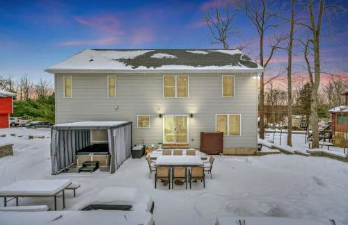 Modern 5BR, Kid-Friendly Home In Poconos with Pool Table - Foto 14