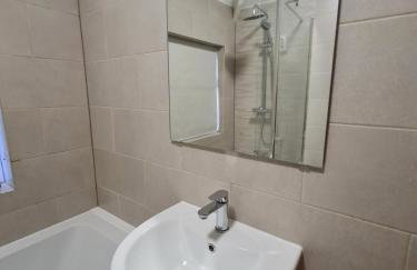 Whole House - 4 Bedrooms - Parking - Sleeps 8 - Foto 39