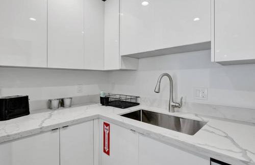 Contemporary 2BR Home with Pool & BBQ Access - Foto 25