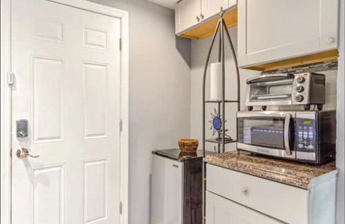 Private Studio Suite with Separate Entrance & Backyard, Quiet Brooklyn Stay - Photo 9