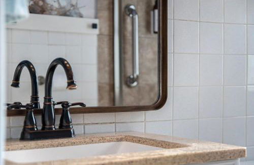 Bright & Stylish 4BR Spot - Close to Downtown Fun - Foto 35