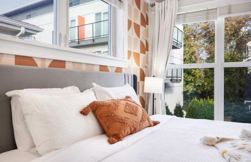 Rare 3BR Modern Urban Escape Private Garage - Foto 28