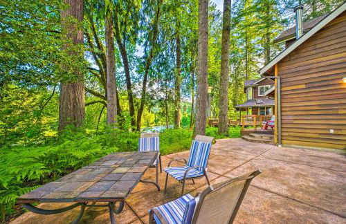 The River House with Deck, on McKenzie River! - Foto 1