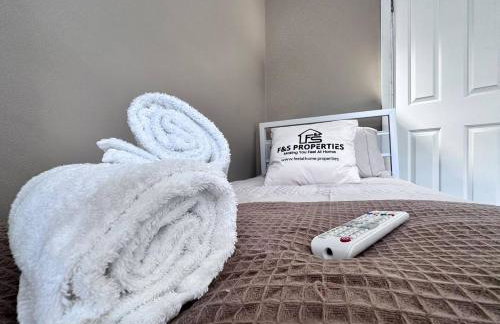 Sleek Skyward Serenity 2bed w Pool Table - Ystrad - Foto 29