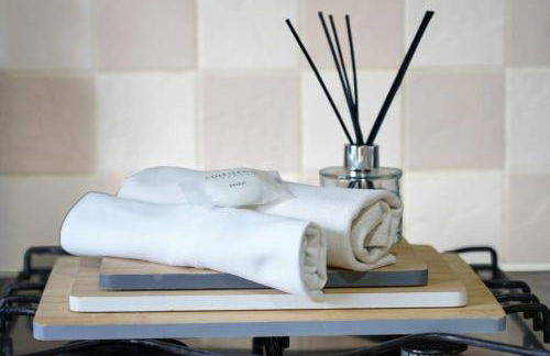 Grange House with Free Parking, Garden, Superfast Wifi and Smart TVs with Netflix by Yoko Property - Photo 22