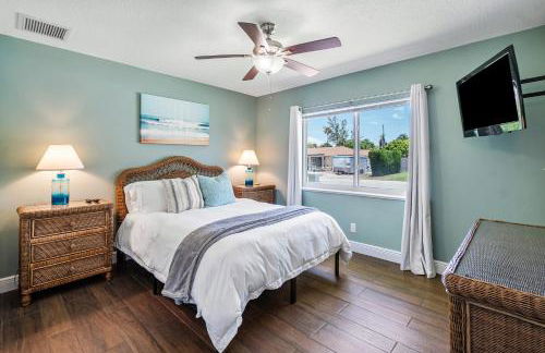 Across from Beach - Renovated Coastal Home, Gourmet Kitchen & Jetted Tub - by Maven Vacation Rentals - Foto 17