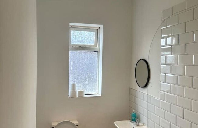 Large Five Bedroom Home with parking - Foto 29