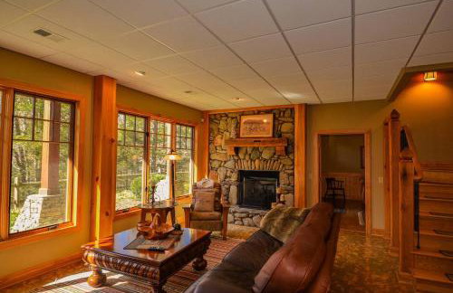Luxury Riverfront Lodge - Sleeps 12, VIEWS, Fireplaces, Dogs OK - Photo 49