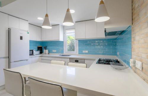 Bonita casa en urbanización privada muy cerca del mar y de Alicante - Foto 2