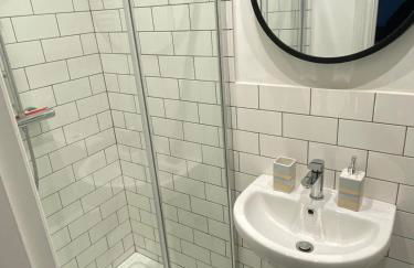 The Old Bank Beautiful Cotswold House with Huge Garden - Photo 15