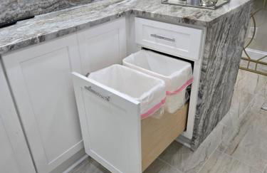 This luxury basement is the perfect getaway - Foto 40