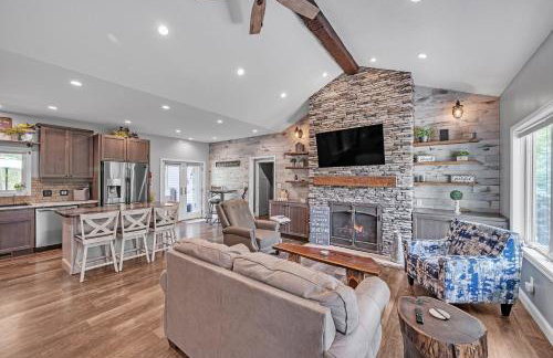 Lakeside Retreat with Hot Tub & Game Room home - Foto 8