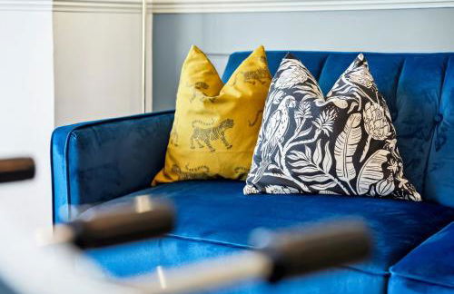 LONG TERM STAY SPECIAL OFFER AVAILABLE! 5-Bedroom Spacious, Stunning Design, Sociable Areas & Cosy House Near South Downs Park, Sleeps 11 with GAMES Room, PRIVATE PARKING and GARDEN - by Blue Puffin Stays - Foto 79