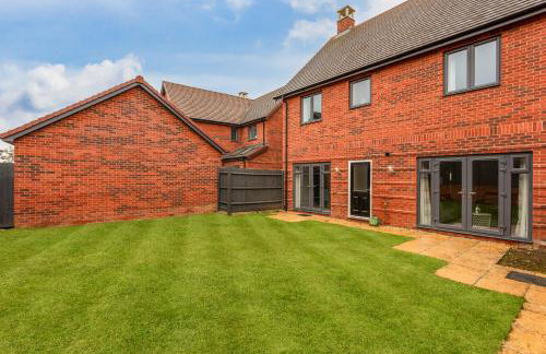 Detached 4 Bedroom 2 Bathroom House - Driveway Parking, Fast WiFi and Smart TV by Yoko Property - Foto 32