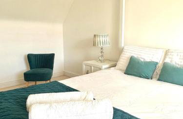 Spacious 5-Bed Detached House, Sleeps 10, Parking - Photo 16